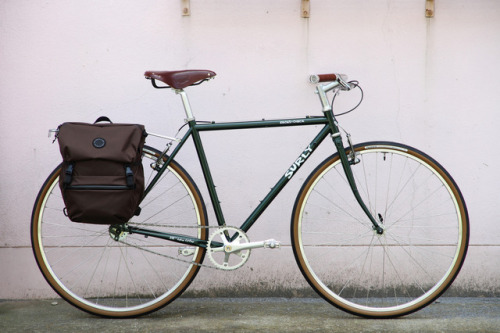 davewellbeloved:Lovely city bike. Thinking of getting one of these Fairweather pannier/backpack comb