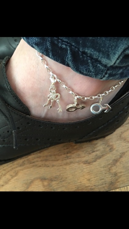 cuckoldundfemdomnrw:  Herrin M’s new anklet. A stag and two lovers …  The anklet tells 