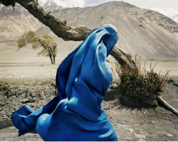 mexicanist:  Area close to Khandud. Veiled Suni woman walking on a desert road to Sultan. Ihskashim. Frédéric Lagrange 