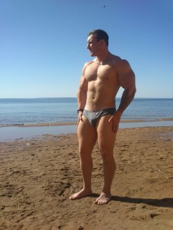 rugbyplayerandfan:And even more nice speedos.