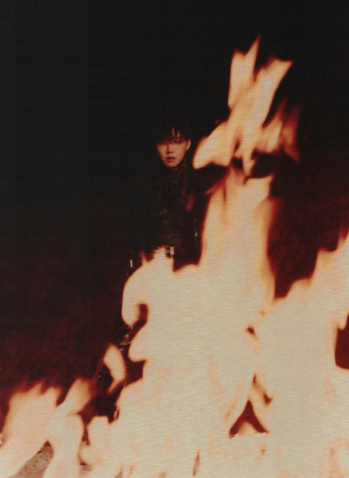 SPECIAL 8 PHOTO-FOLIO - J-HOPE V