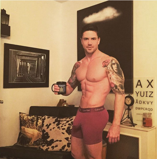 bulge-xlbigdick:  maxiremix:  Joe Putignano   hOt