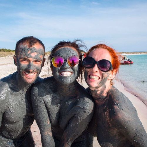 ibizapolecampNothing better than a natural mud-bath to finish the day! #sportcamp #ibizahippiepoleca
