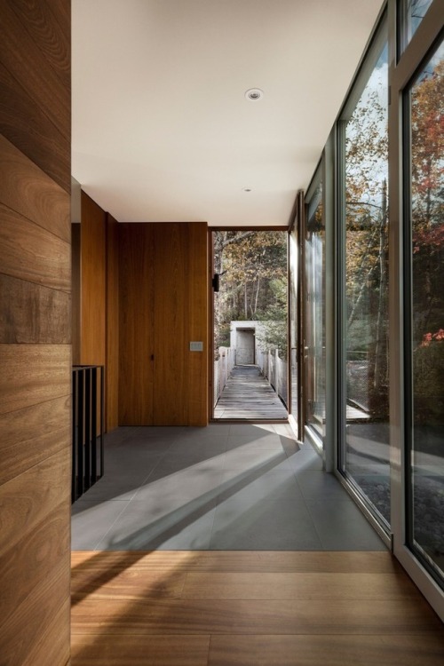 House Dans l'EscarpementYH2 ArchitectureSaint-Faustin&ndash;Lac-Carré, Canada, 2017Ph: Maxime Brouil