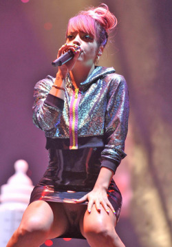 upminiskirt:Lily Allen