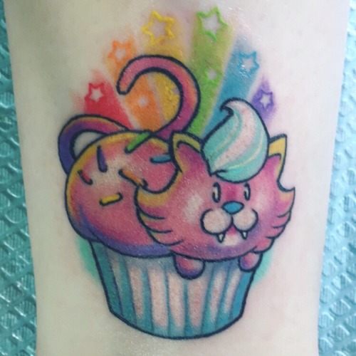 1337tattoos:  Cupcat by Greg Sobczaksubmitted by http://bongrippingkitten.tumblr.com
