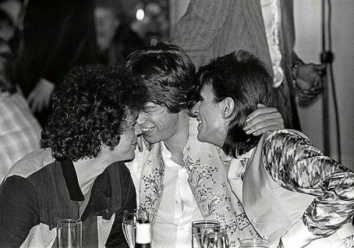 80s-bowie:Lou Reed, Mick Jagger and David Bowie hanging out together at Café Royale, 1973