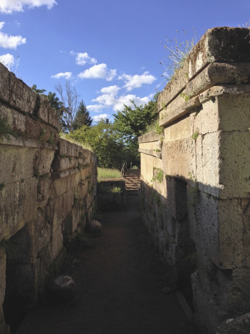 hybrisoul: The Etruscan Necropolis of Crocifisso del Tufo, Orvieto 6th century BC Orvieto was an Etr