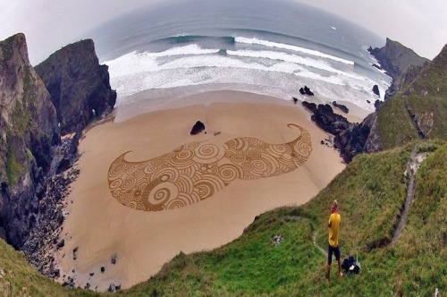 These beautiful works of sand art were created by artist Tony Plant. Plant uses a rake to create the