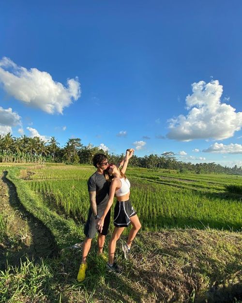 heytheredebby:♡´･ᴗ･`♡ what if we held hands in the rice paddies (☞ ͡° ͜ʖ ͡°)☞ - @debbyryan on instag