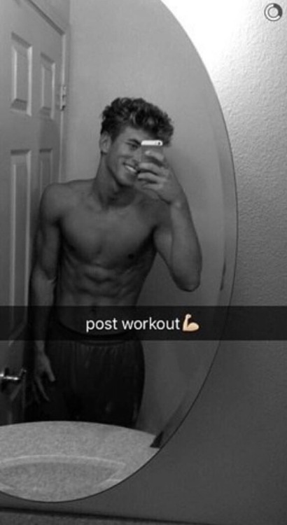 fuckustevepena:  He’s NAKED!!  Nate Garner is Vine and Instagram phenomenon signed by Wilhelimina Models LA.