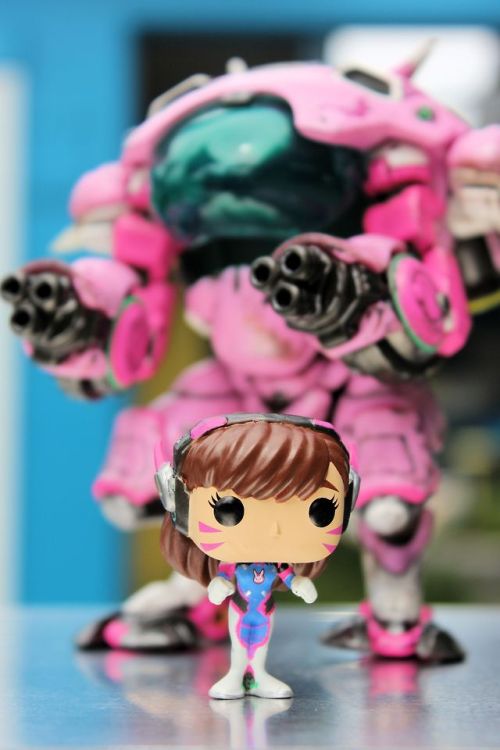 blastwerks: Funko Pop D.VA and Meka figure weathered. Great representation of from Overwatch!