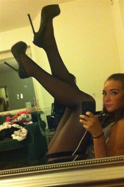 awesomenylons:  The BEST blog for nylons, pantyhose, and stockingswww.nylonland.com 