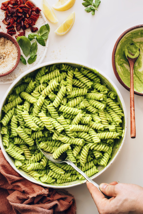 Avocado Pesto Pasta Salad / Recipe