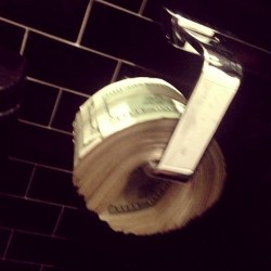 barbie-isalive:  earthdad:  couldn’t afford toilet paper  👸 