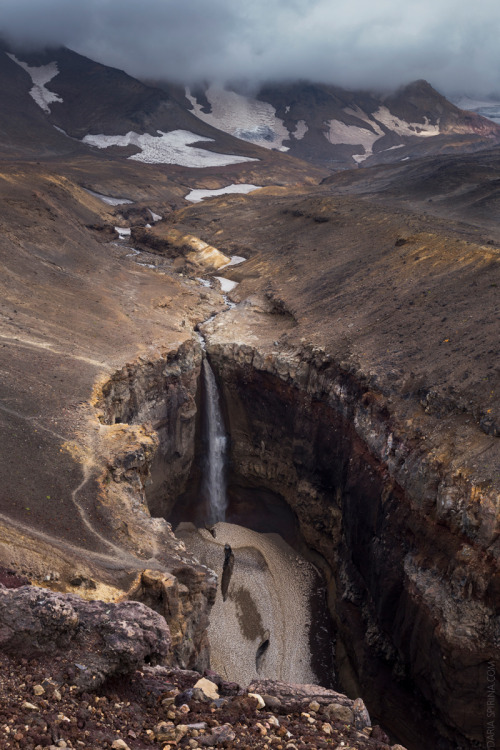 80-meters waterfall, canyon “Opasnyj” (hazardous) near Mutnoskiy volcano.Kamchatka, September 2014.©
