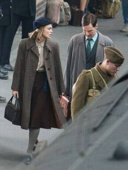 karin-woywod:  LQ / tagged : 2013 10 20 - London - Filming ’ The Imitation Game ‘ Widest dimension 604 pixels. Caption : Keira Knightley e Benedict Cumberbatch filmam em Londres - UK - 20/10/2013