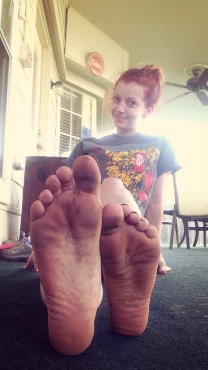 feetblog101:  If these sexy soles are popped right out of her sneakers then I can only try to imagine how perfect they must smell <3