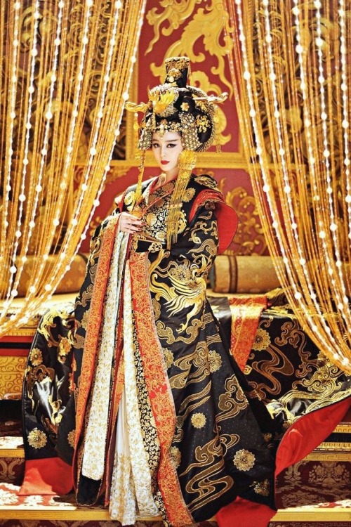 luna-annarita:Can we take a second and appreciate this outfit Fan Bingbing was wearing in The Empres