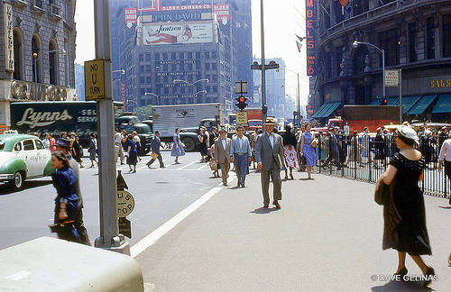 fuckyeahvintage-retro:  New York City, 1955 © Dave Gelinas