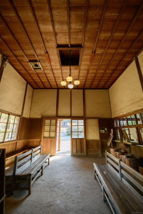 かつて嘉例川観光大使「にゃん太郎」がいた駅。ここは、鹿児島県内最古の木造駅舎ＪＲ嘉例川駅（かれいがわえき）。 「にゃん太郎」 は死んでしまったが、駅にははやとの風に似た黒猫が佇んでいた。 Please