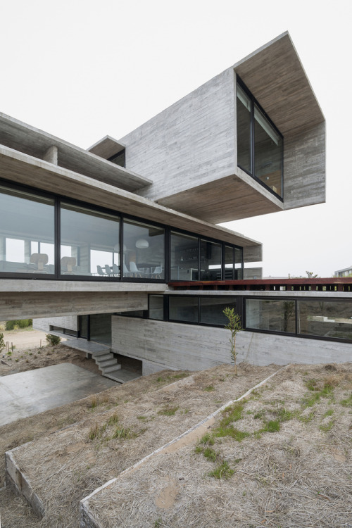 archatlas:  Casa Golf Luciano Kruk Arquitectos  