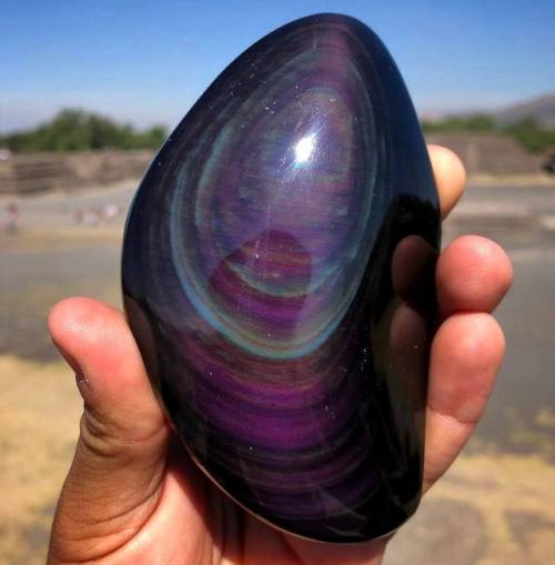 geologyin-blog:Rainbow Obsidian from Teotihuacan, MexicoPhoto: @theeancients Amazing Geologist