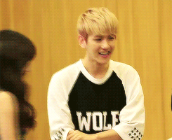 baexyun:  b’s arm wrestling with girl group’s member 