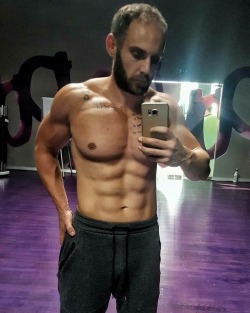 maninsuitz:  http://instagram.com/theo_fat2fit