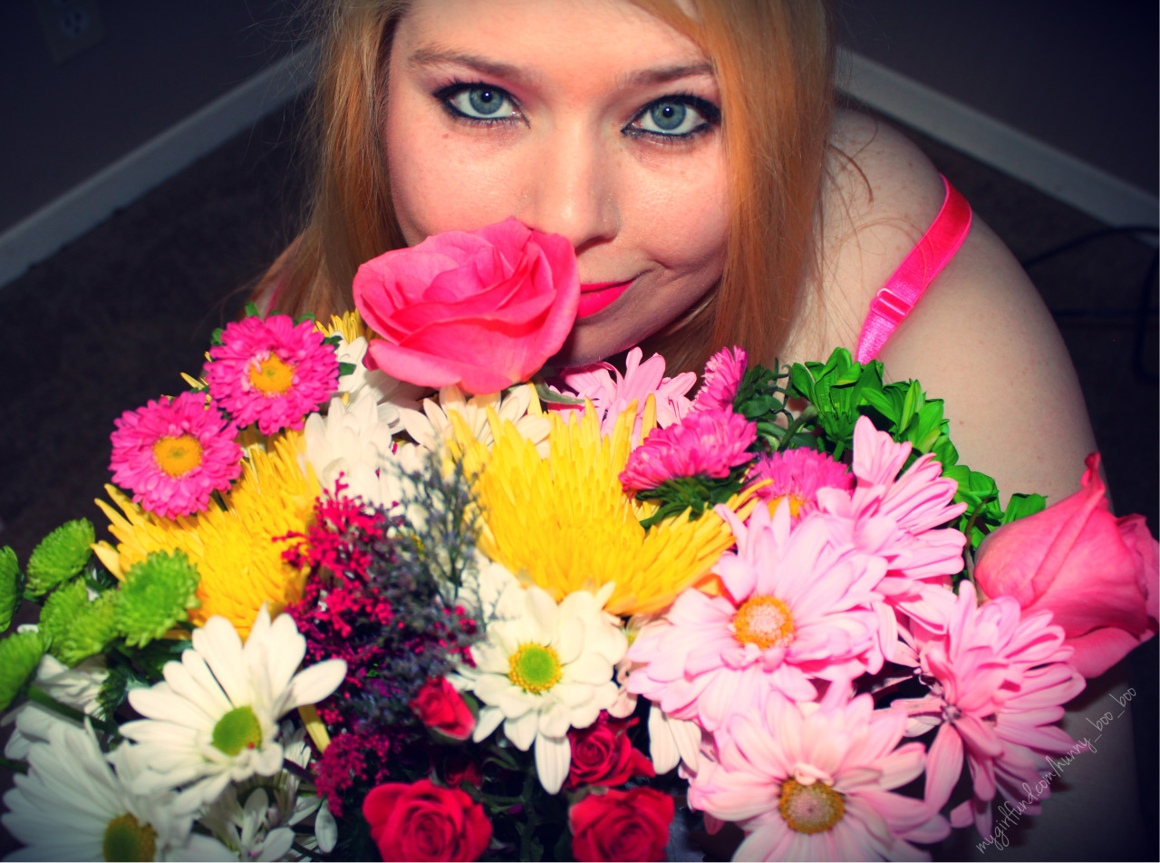 Hunny_Boo_Boo sent us this sharp shot of her on the lucky end of a bunch of flowers