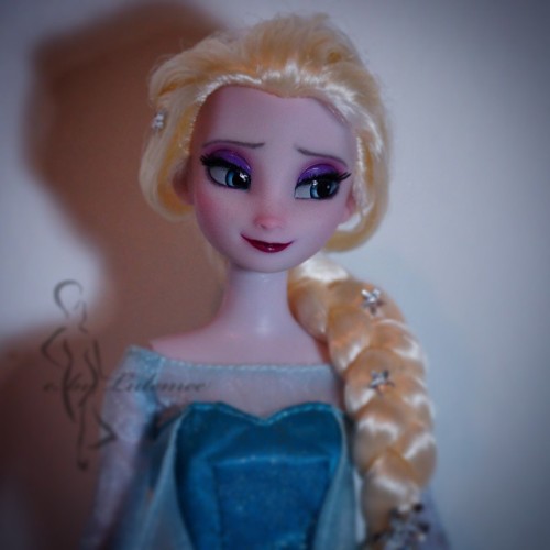OOAK Elsa repaint with acrylic paints. Before she was the Disneystore classic Elsa. I hope you like 