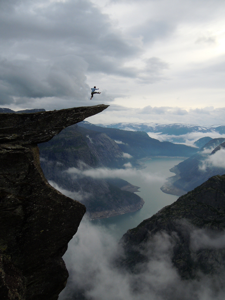 la-natura:  Trolltunga (by OpplevOdda) 