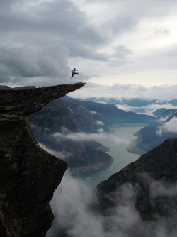 refluent:  Trolltunga (by OpplevOdda) 