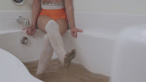 “Messy Hooters Socks” is now available at www.seductivestudios.comIn this custom video, Effy wears her Hooters outfit outside in the dirt and mud, dancing in the dirt, getting her white socks very dirty. In Part 2 - Effy wears her socks in the tub,