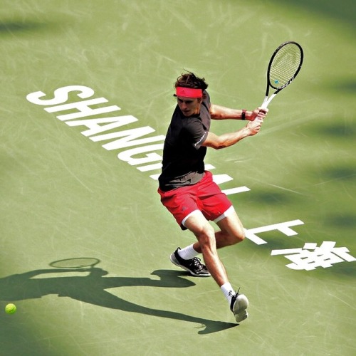 Alexander Zverev defeats Alex De Minaur 6/1 6/4 to reach the quarter-finals of the 2018 Shanghai Rol