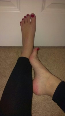 feetzhellyeah:  dat toes &lt;33333 her feet are amazing! 