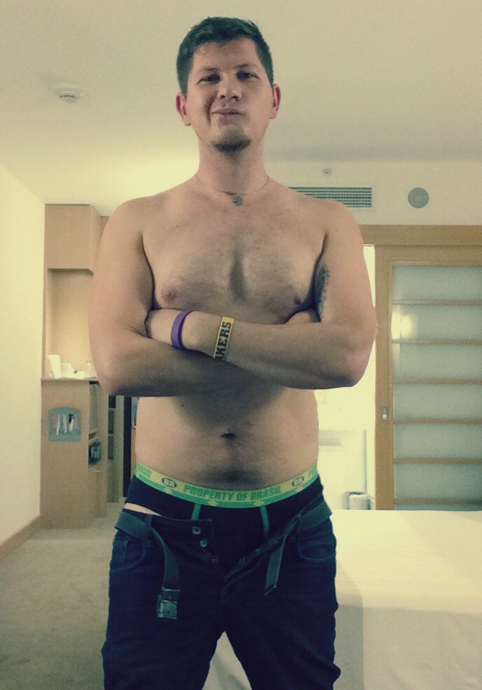 cerberusbites:  Hotel room selfies! Hello from the Novotel in Istanbul, Turkey :)
