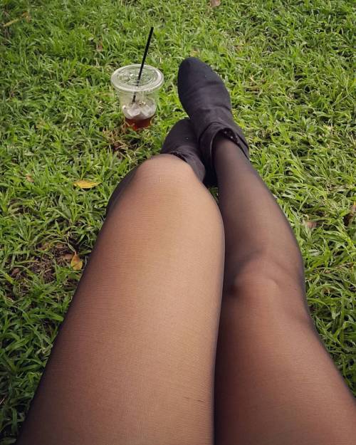 It’s nice out at uni. #tights #pantyhose #legs #stockings #nylonsatuni