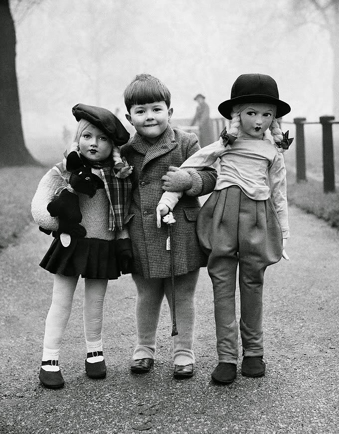 Elliott Erwitt
Boy with two large dolls, 1950s