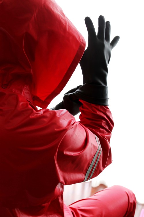 Agu vintage rainsuit made from rubberized nylon, combined with heavy-duty rubber gloves. More about 