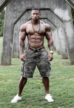 blackmeet3:  HELL YEAH IM BUILT LIKE A DODGE RAM. ..TRY ME !!!!  Mmm so sexy brother