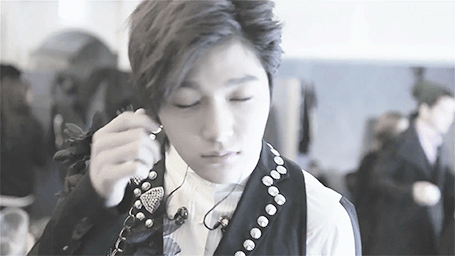 blondemyungsoos:  Myungsoo being cute checking himself out on the camera screen ;~;