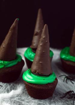 damn-good-food:  Witches Hat Cupcakes 