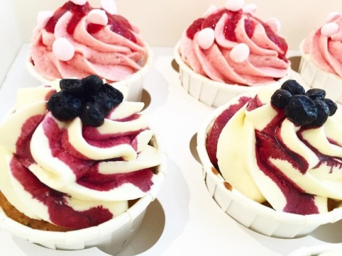 Rasberry and blueberry cupcake #cupcake #rasberry #rasberrycupcake #rasberrycreamcheese #blueberry #