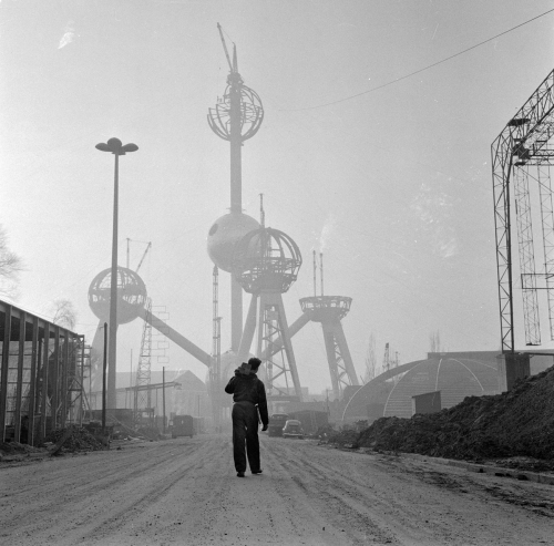 snowce:Construction of the Atomium, Belgian World Fair, 1957