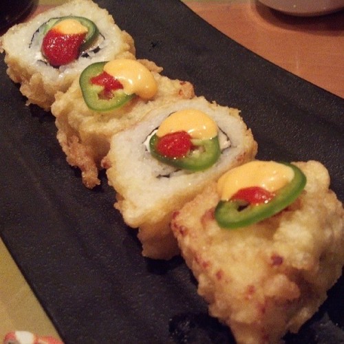 #DeepFried #PhillyRoll w/ #jalapenos & #spicymayo #sushi (at Kura Sushi)