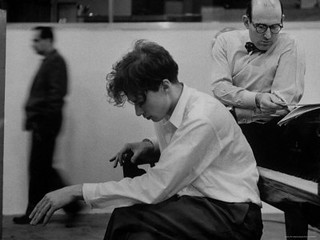 le-immorte:In tristitia hilaris,in hilaritat I just love all the old photos of young Glenn Gould.If 