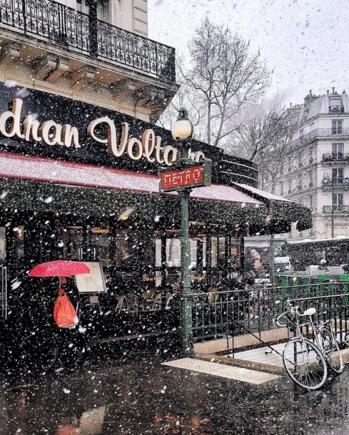 lilyadoreparis:Snowing in Paris. Le Boulevard Voltaire by Amaury.