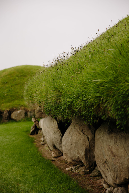 peoplecallmejim: 5200 year old art and architecture at Knowth, Brú na Bóinne.