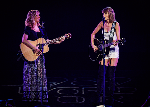 outsofthewoods:  Taylor Swift and Lisa Kudrow - Smelly Cat, Staples Center Night